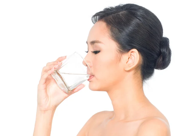 Asiatisk kvinna dricker ett glas vatten — Stockfoto