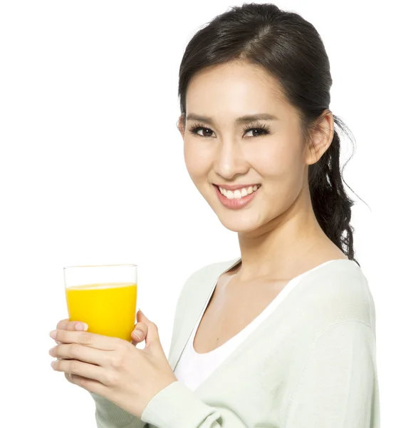 Refrescarse con un vaso de jugo de naranja — Foto de Stock