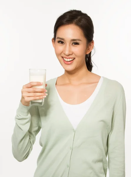 Junge Frau trinkt Milch. — Stockfoto