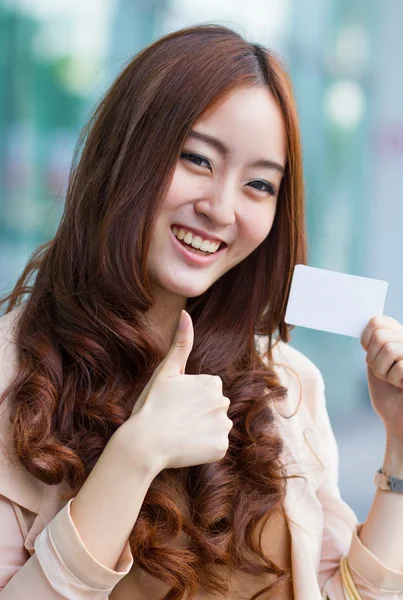 Mujer asiática con tarjeta de crédito — Foto de Stock