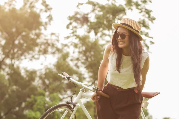 Mujer sentada en bicicleta . — Foto de Stock