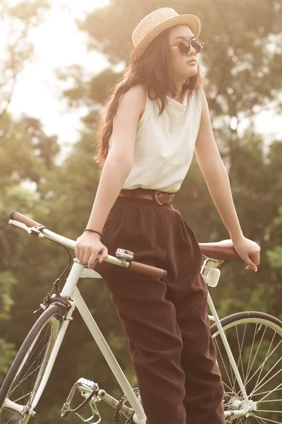 Bisiklet üzerinde oturan kadın. — Stok fotoğraf