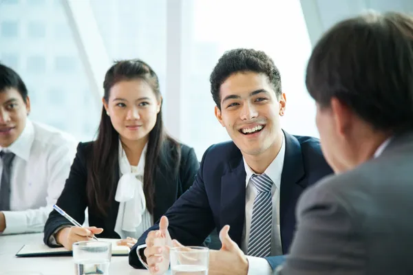 Affärsmän i konferensrum — Stockfoto