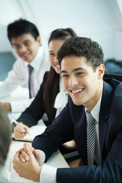 Mensen uit het bedrijfsleven in de vergaderzaal — Stockfoto