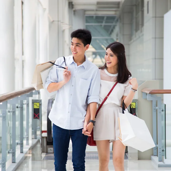 Aziatische paar gaan samen winkelen — Stockfoto