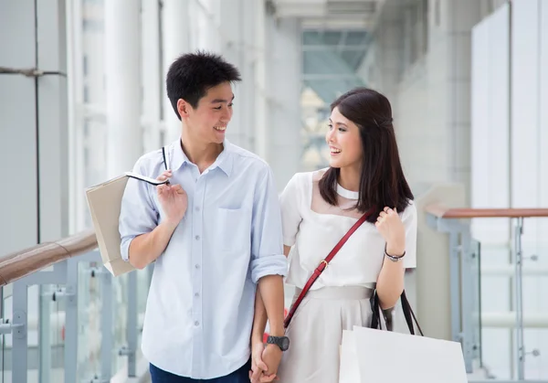 Asiatico coppia andare shopping insieme — Foto Stock