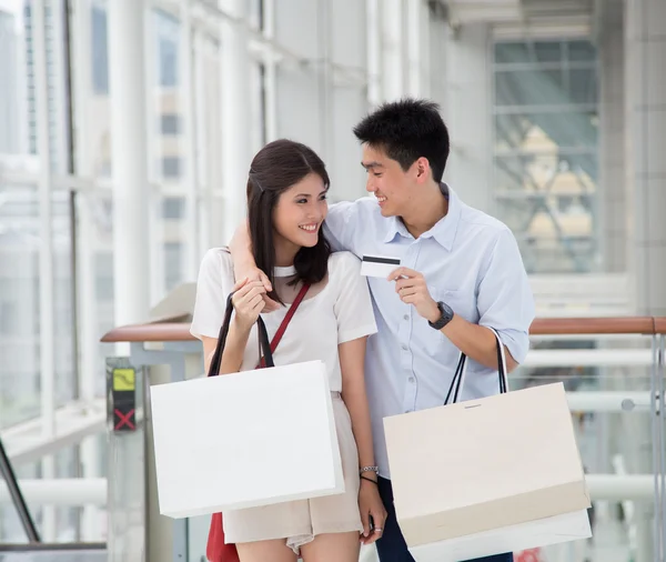 Asian couple go shopping together — Stock Photo, Image