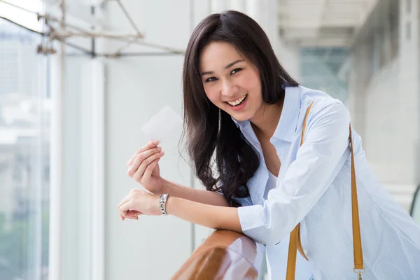 Asiatico donna shopping — Foto Stock