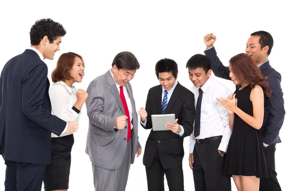 Gente de negocios mirando tableta y celebrando — Foto de Stock