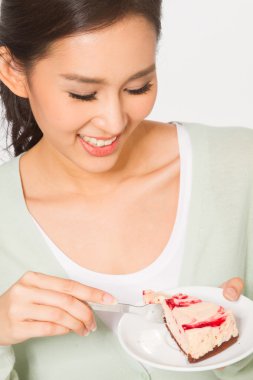 Pasta yiyen Asyalı kadın.