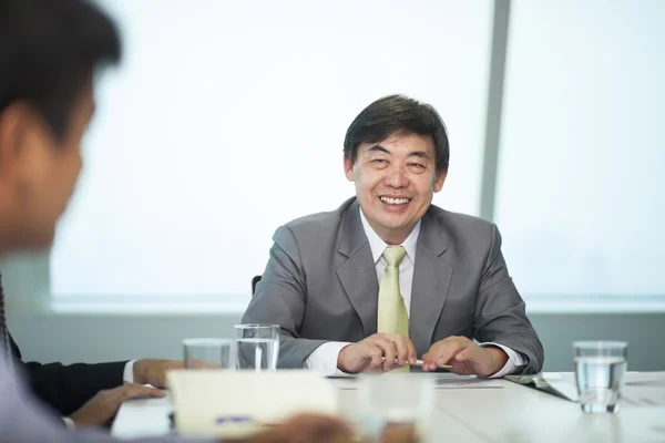 Asiatiska affärsman i konferensrum — Stockfoto