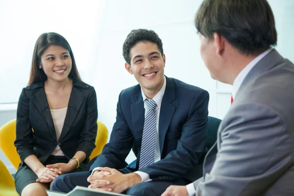 Affärsmän i konferensrum — Stockfoto