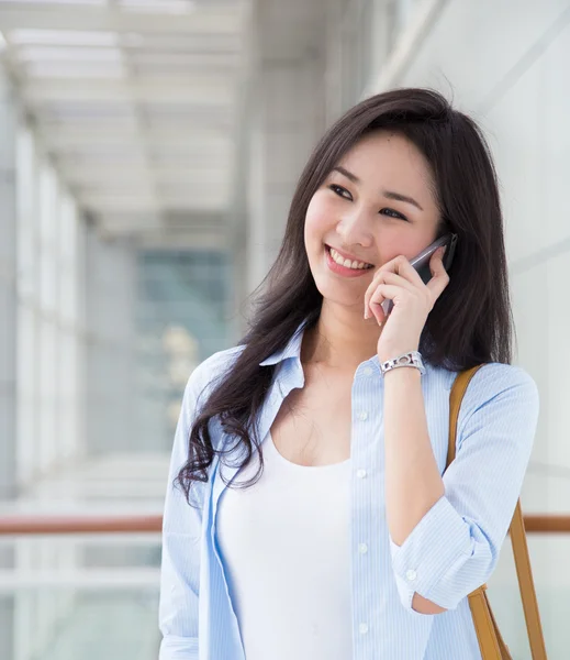 Femme parlant au téléphone — Photo