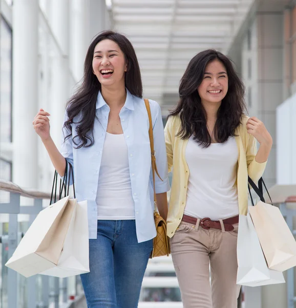 Asiatiska kvinnor shopping. — Stockfoto