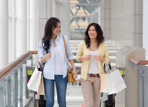 Asiatiques femmes shopping . — Photo