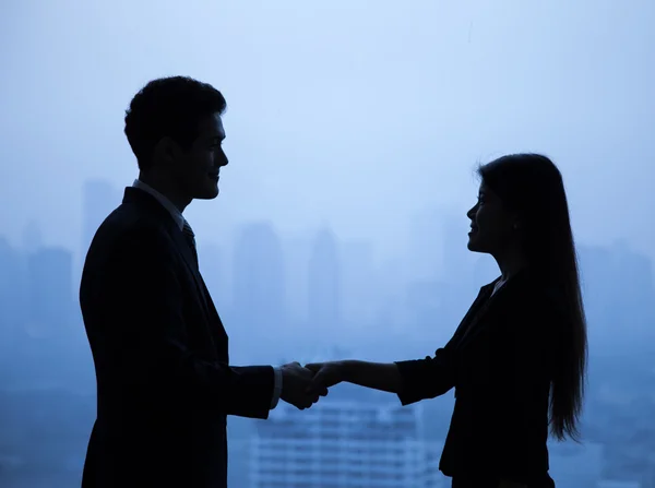 Metoda handshaking podnikatel a podnikatelka. — Stock fotografie