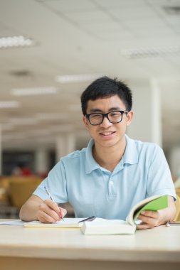 Asyalı öğrenci kitaplığı