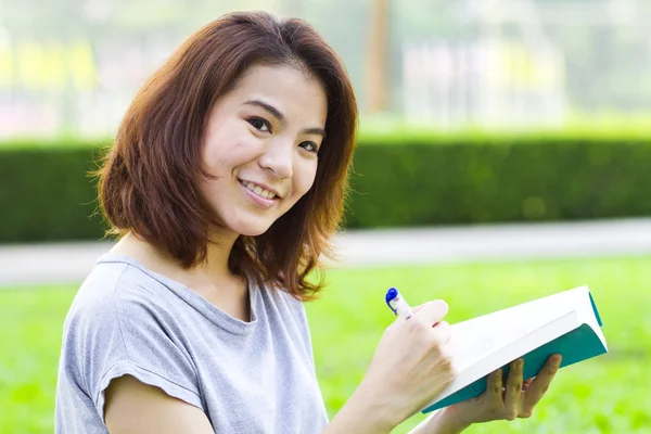 Mujer con bloc de notas — Foto de Stock