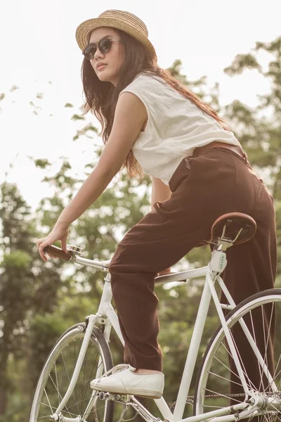 Kadın ile Bisiklet — Stok fotoğraf