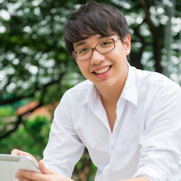 Man met tablet — Stockfoto