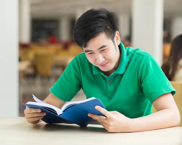 Asiatico studente in il biblioteca — Foto Stock