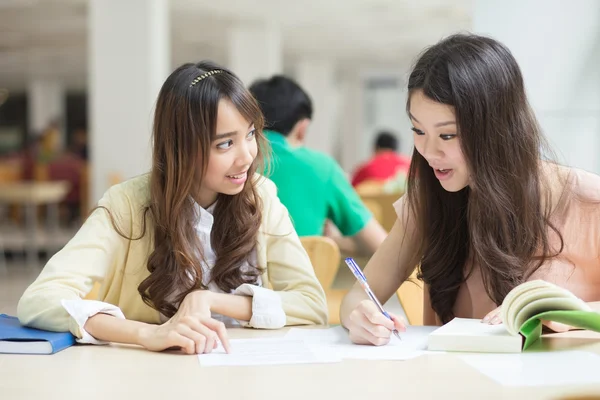 亚洲学生在图书馆工作. — 图库照片