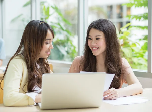 Studenti asiatici che lavorano in biblioteca . — Foto Stock