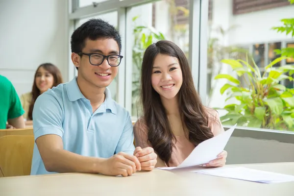 Étudiants asiatiques travaillant dans la bibliothèque . — Photo