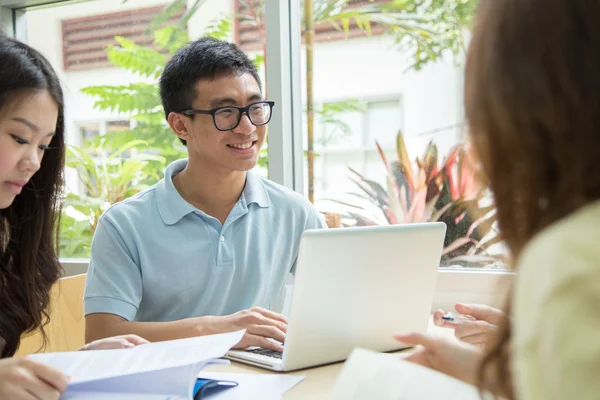 Asijské studenti pracující v knihovně. — Stock fotografie