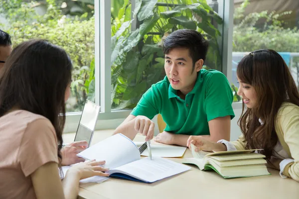 Estudiantes asiáticos trabajando en la biblioteca . — Foto de Stock