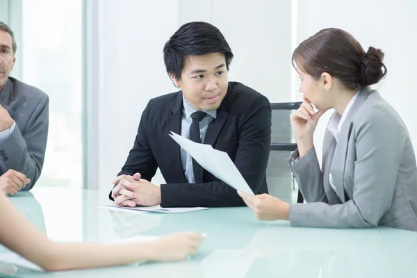 Gente de negocios en sala de reuniones — Foto de Stock