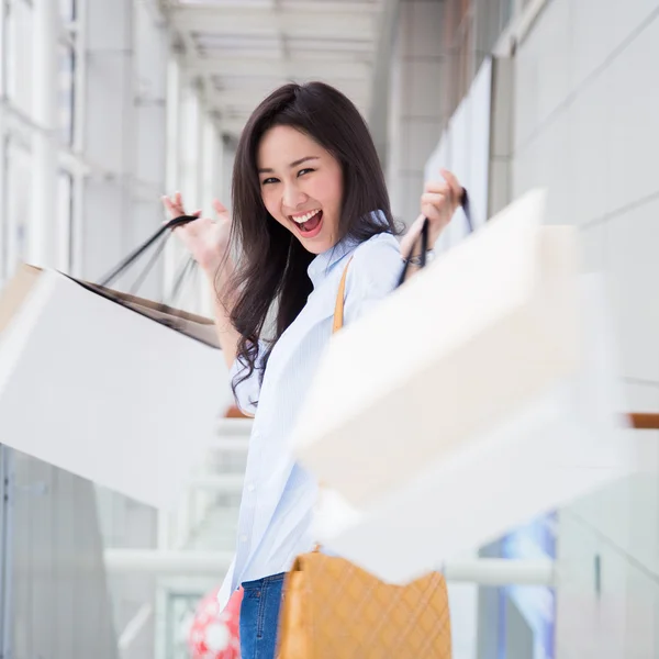 Feliz jovem asiático mulher compras . — Fotografia de Stock