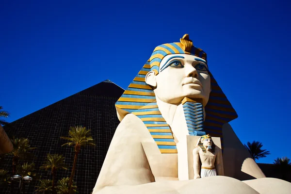 The Sphinx & Pyramid — Stock Photo, Image