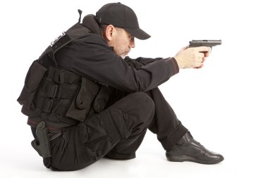 Beyaz bir arka planda tabancalı adam Close-Up.