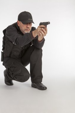 Beyaz bir arka planda tabancalı adam Close-Up.