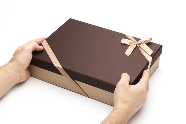 elinde beyaz zemin üzerine hediye kutusu.