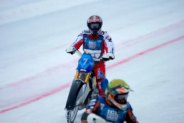 Speedway di ghiaccio di gladiatori nel Krasnogorsk Russia . — Foto Stock