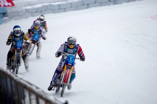 Speedway di ghiaccio di gladiatori nel Krasnogorsk Russia . — Foto Stock