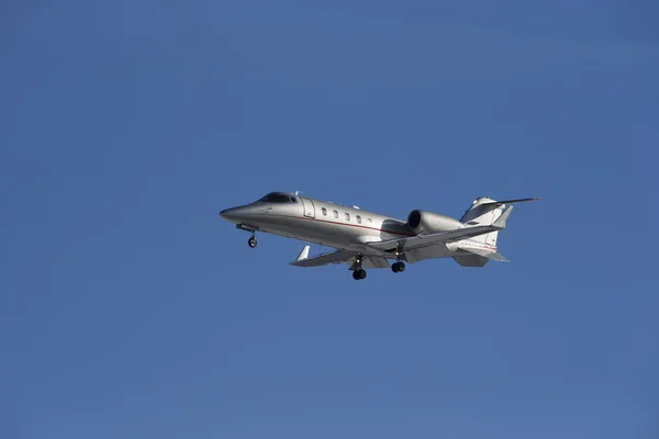 Business jet decollare isolato su uno sfondo cielo blu . — Foto Stock