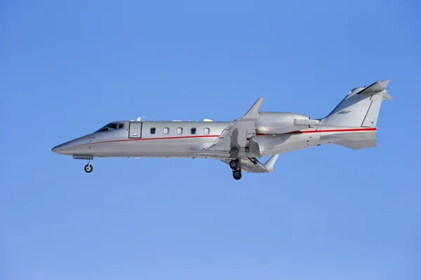 Business jet decollare isolato su uno sfondo cielo blu . — Foto Stock