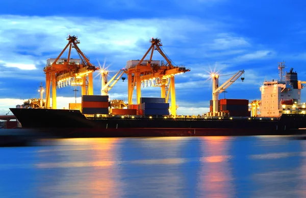 Navio de carga de contêiner com ponte de guindaste de trabalho — Fotografia de Stock