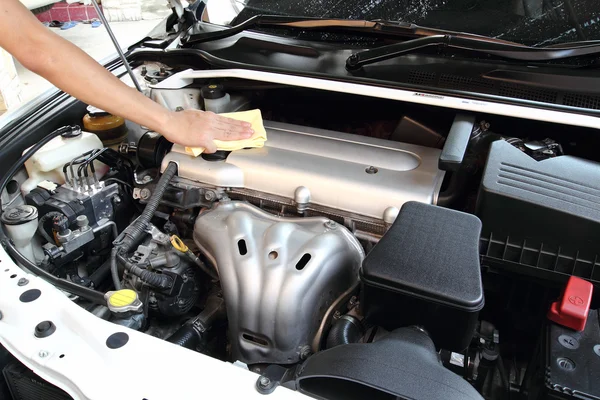 Wipe the car engine — Stock Photo, Image