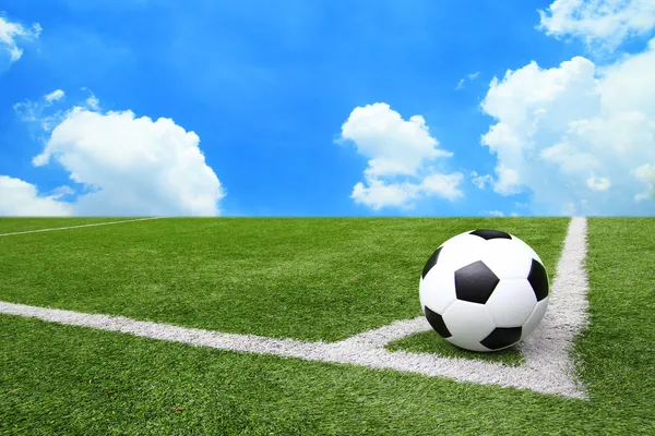 Fußball und Fußballfeld Gras Stadion blauer Himmel Hintergrund — Stockfoto