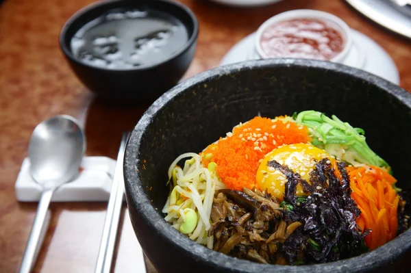 Cozinha coreana: bibimbap em uma tigela de pedra aquecida — Fotografia de Stock