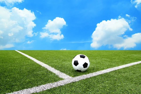 Alan çim Stadı mavi gökyüzü arka plan futbol ve futbol — Stok fotoğraf