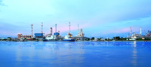 Área de la planta de refinería en el panorama crepuscular —  Fotos de Stock