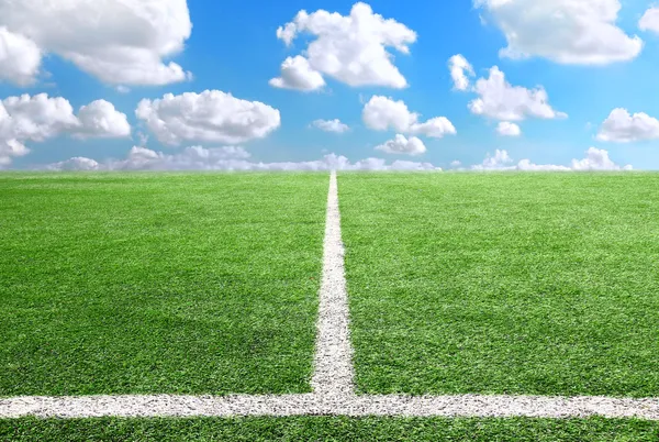 Calcio e campo di calcio erba stadio Cielo blu sfondo — Foto Stock