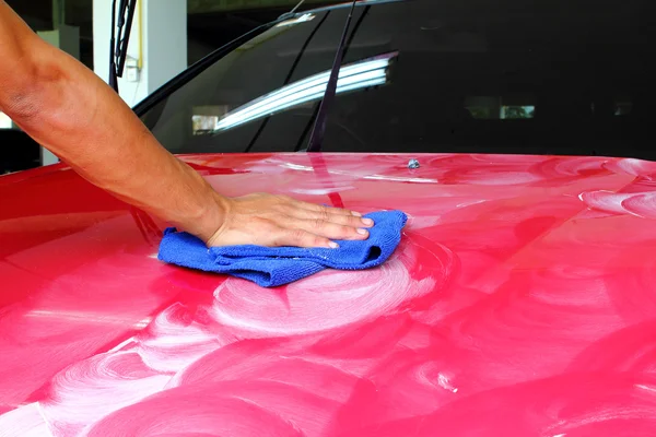 Main avec un essuyez le polissage de voiture — Photo
