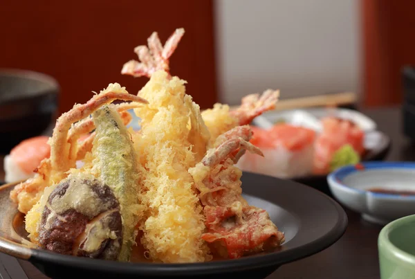 tempura karides ve yengeç tempura sebzeler ile. Japon cuisi