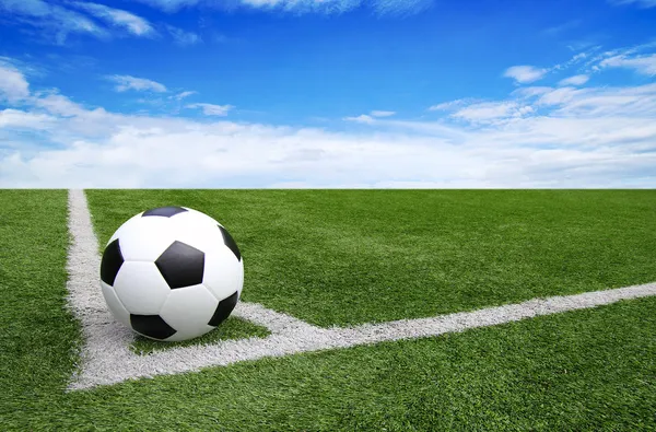 Calcio campo di calcio stadio erba linea blu cielo sfondo — Foto Stock